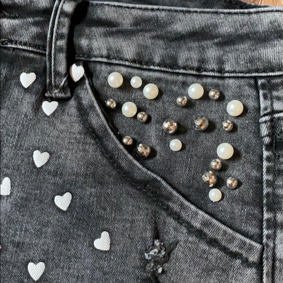 High Waisted Heart Black Denim Shorts🖤🤍 - Picture 4 of 4